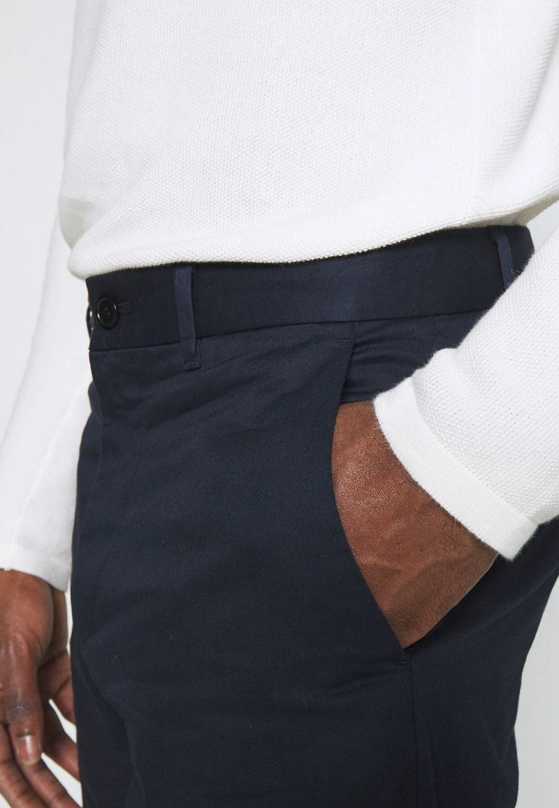 Wood Wood MARCUS LIGHT TWILL TROUSERS - Chino - Navy – Bild 5