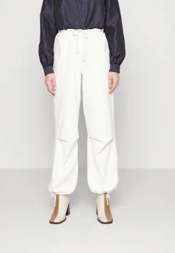 TROUSERS - Stoffhose - Pristine